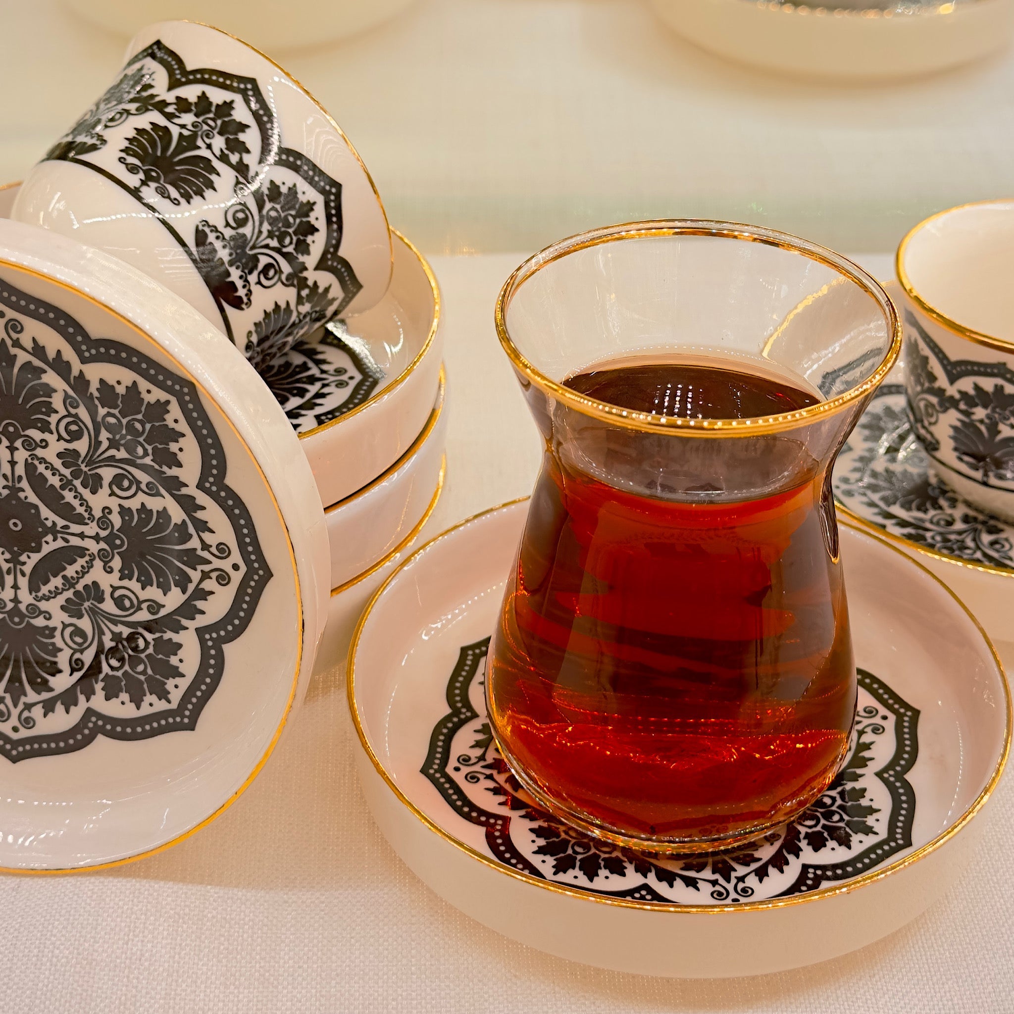 6 Kişilik Ela Siyah Yaldızlı Porselen Çay Bardağı Seti – Asaletin İnce Hâli | Luxury Turkish Tea Set - Bardak | DUKKANI ISTANBUL